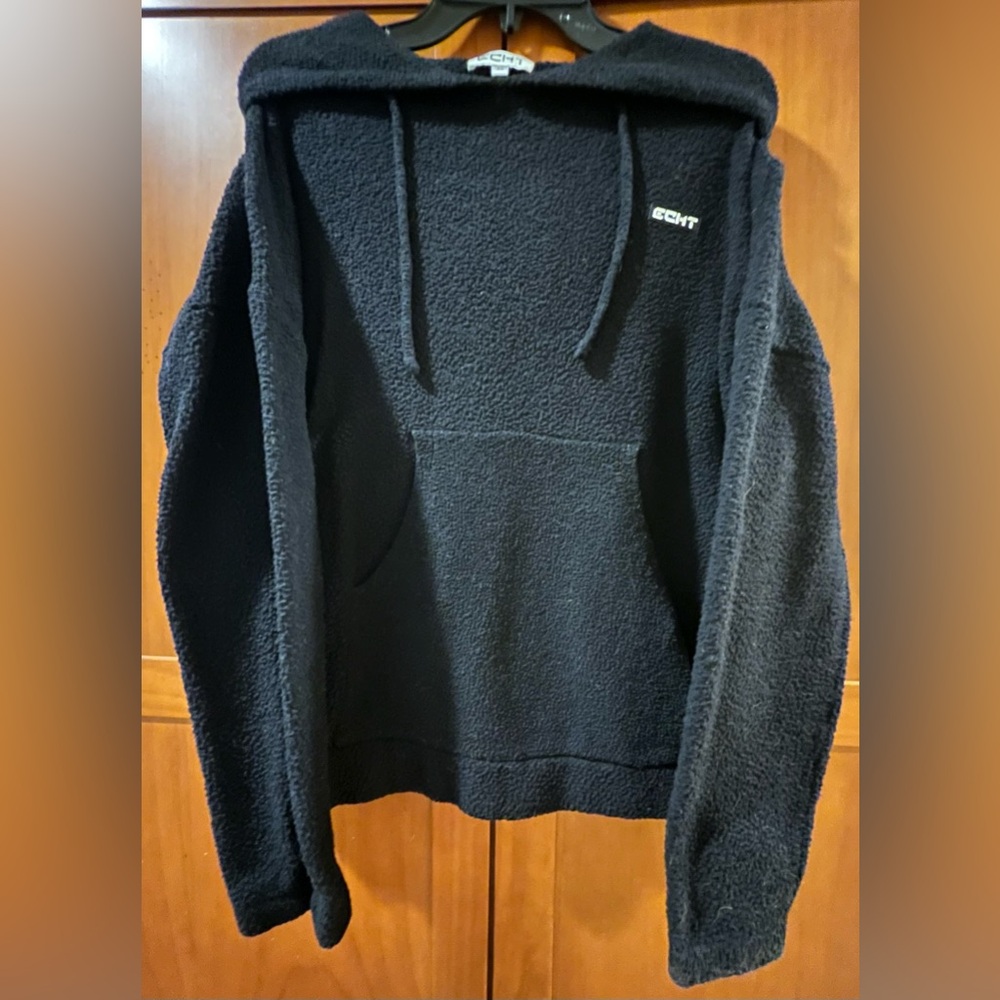 ECHT HOODIE
SIZE MEDIUM
THRU FRONT POCKET